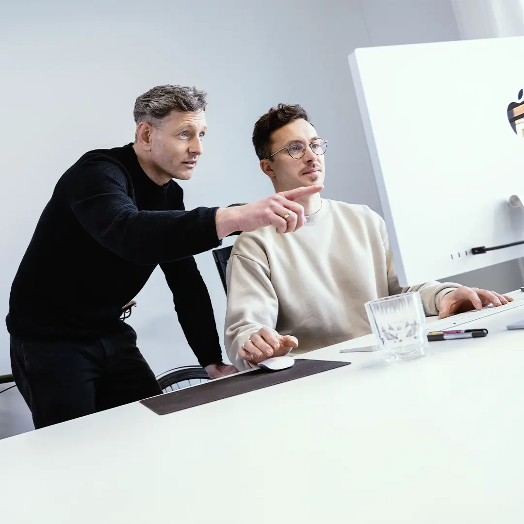 Team der HALBE TREPPE bei der gemeinsamen Arbeit an einem digitalen Entwurf