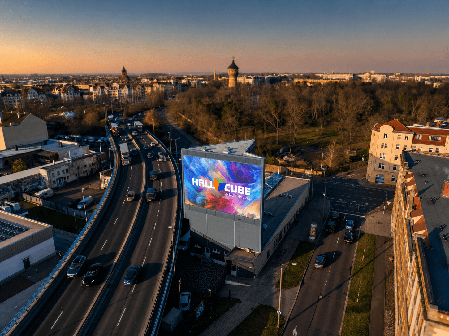 KI-optimierte Luftaufnahme des realen HALLCUBE am Stadtverkehr