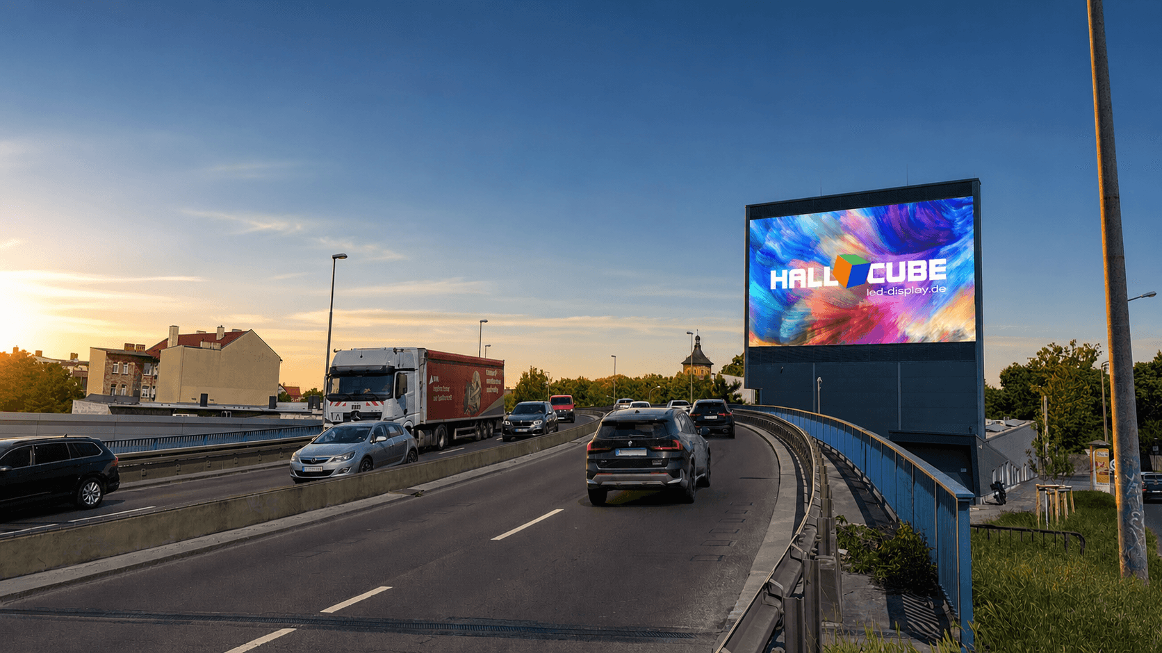 KI-optimierte Straßenperspektive auf den HALLCUBE im Abendlicht