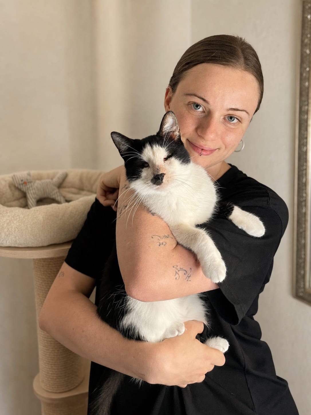 Mitarbeiterin von IhrHaustierpartner mit einer Katze im vertrauten Zuhause