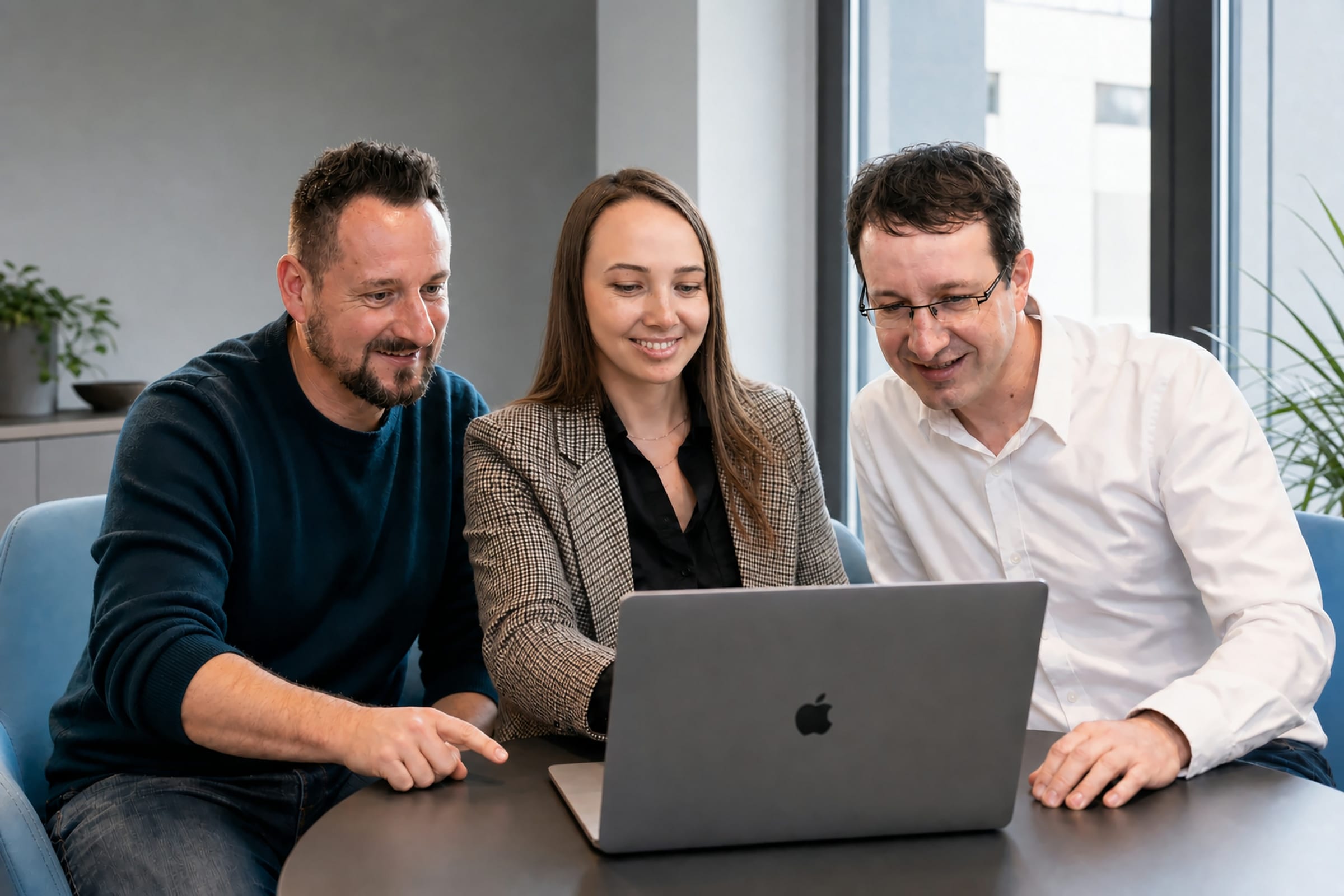 Saltan Gindulin, Yuliia Tsekhovska und Thomas Henze im gemeinsamen Projektgespräch